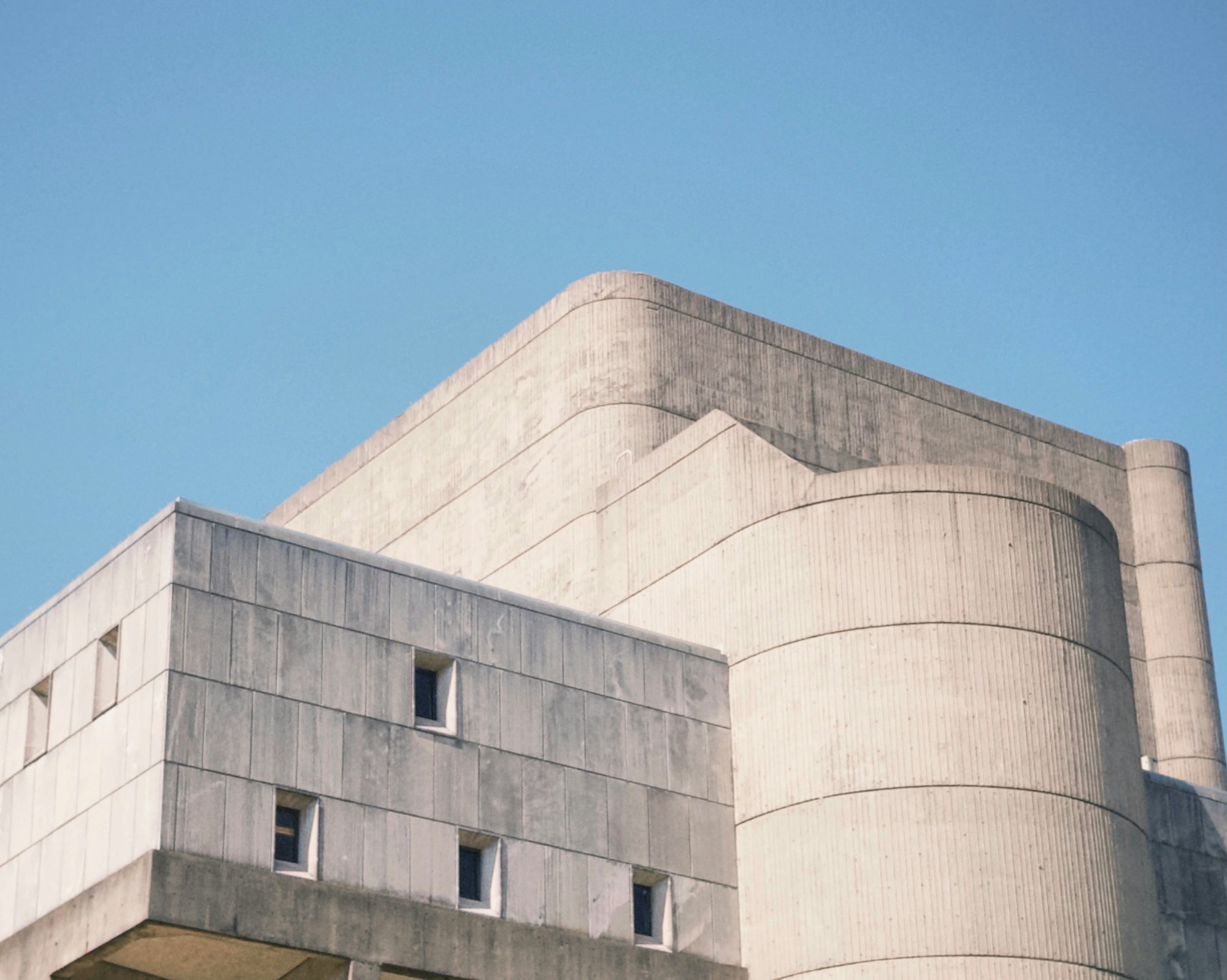 Galeria Intervalo: fachada com linhas e volumes contemporâneos