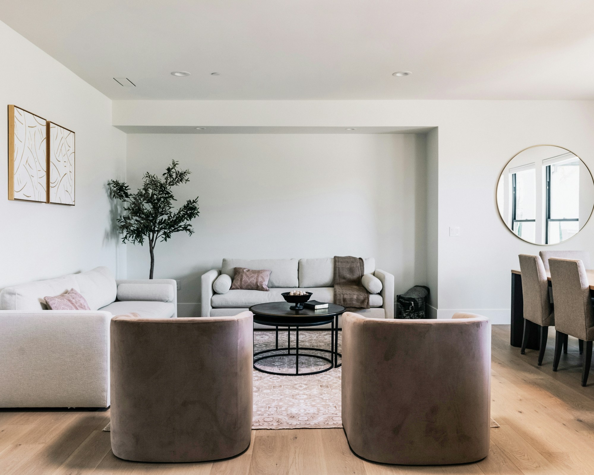 Apartamento Essência: interior claro com materiais naturais